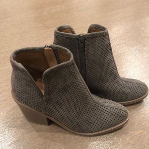 TAUPE BOOTIES SIZE 7.5